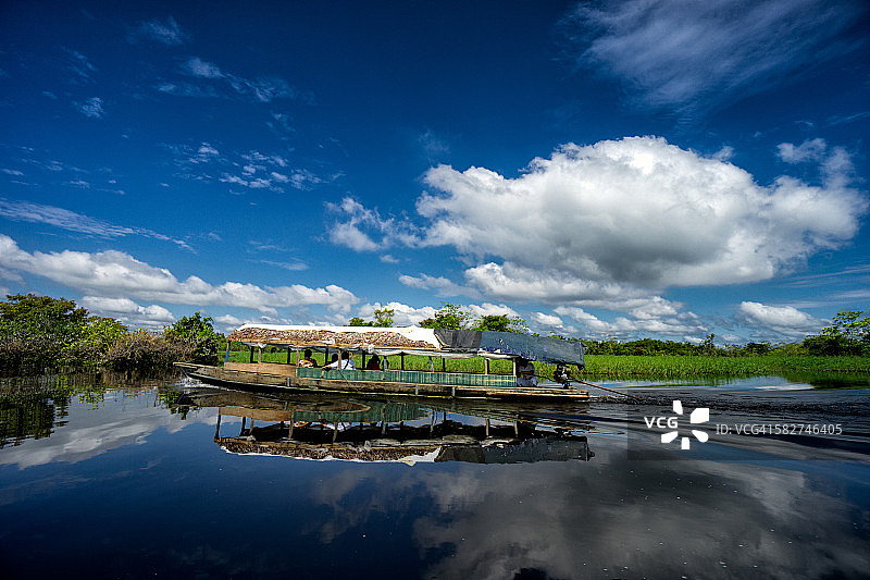 旅游船倒影图片素材