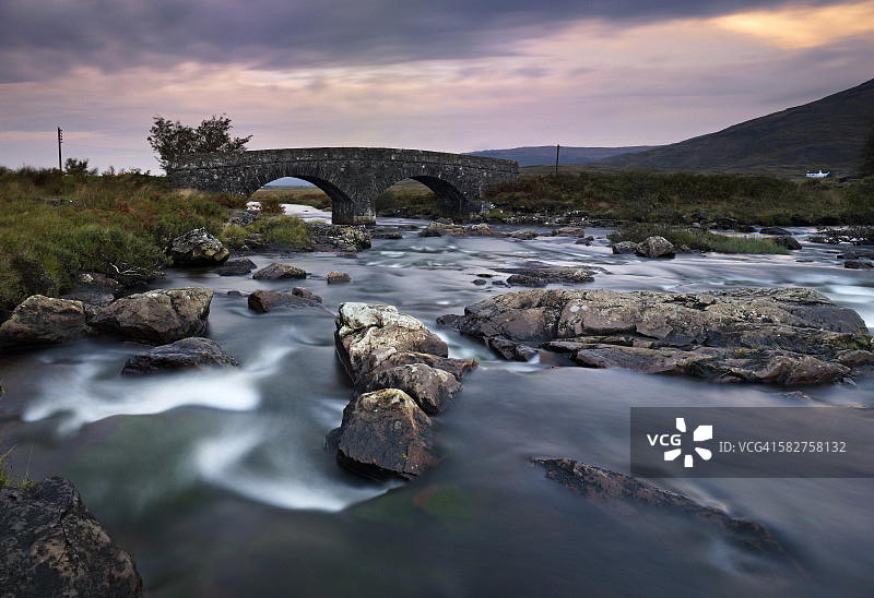 马尔岛科拉多尔河上的古桥，右侧是莫尔山山脚下的阿德弗尼什 House图片素材