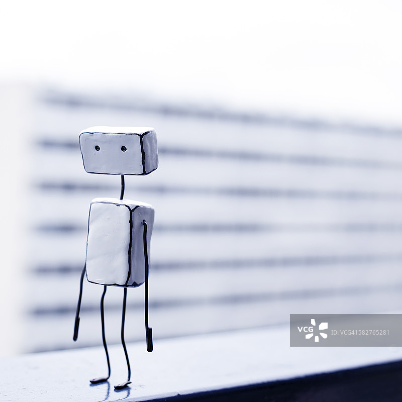 城市环境中的自制粘土机器人雕像图片素材