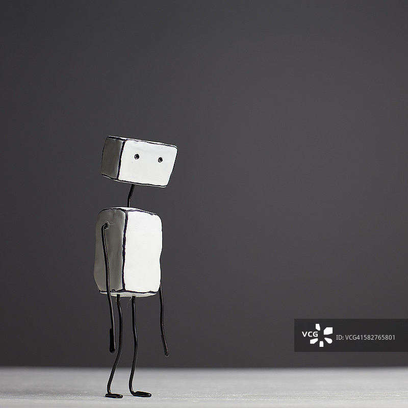 灰色背景上的自制黏土机器人图片素材