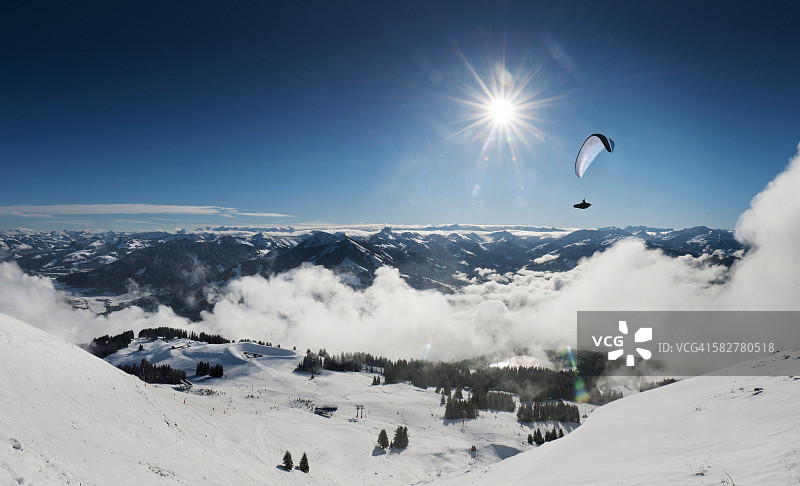 奥地利冬季景观中的滑翔伞图片素材