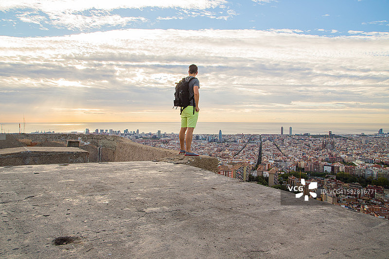 男人欣赏巴塞罗那城市风光图片素材