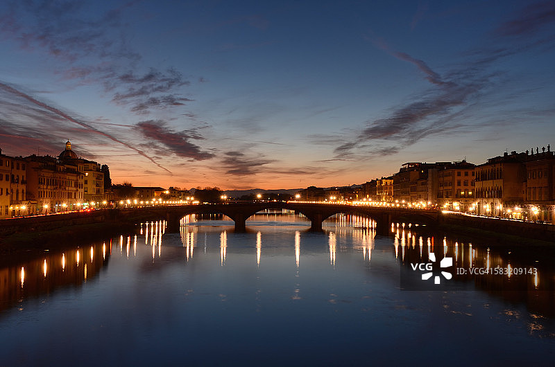 圣三一桥，横跨阿诺河图片素材