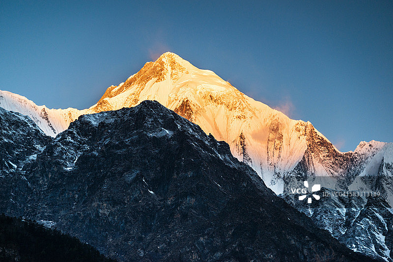 尼泊尔喜马拉雅山脉雪峰日落图片素材