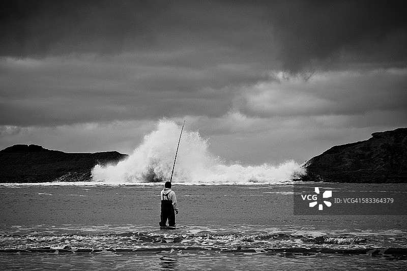 暴风雨天的捕鱼场景图片素材