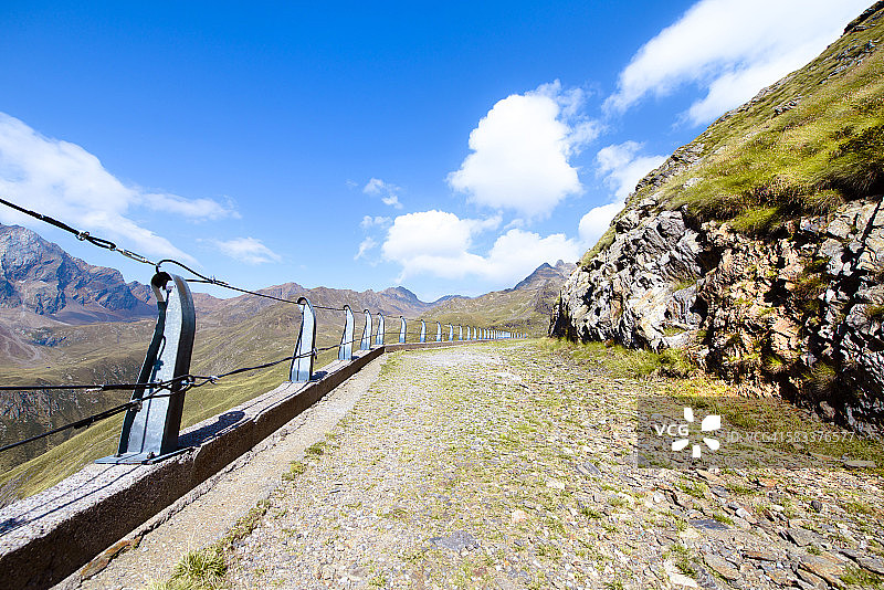 伦巴第加维亚山口的小路图片素材