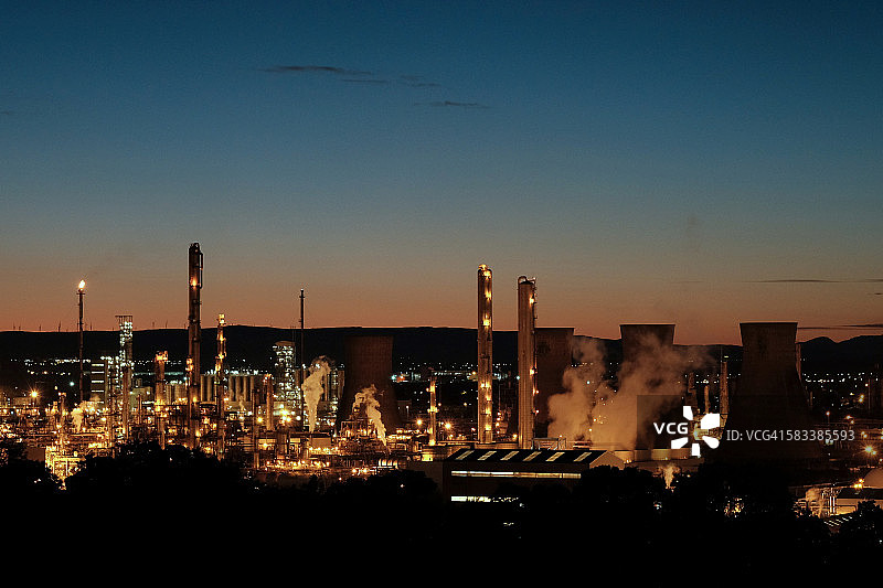 黄昏时的炼油厂图片素材