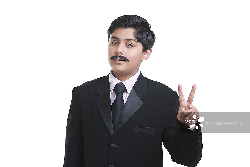 装扮成商人并做出和平手势的男孩肖像图片素材