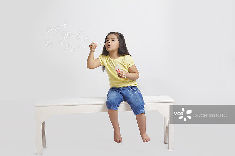 吹泡泡的小女孩图片素材