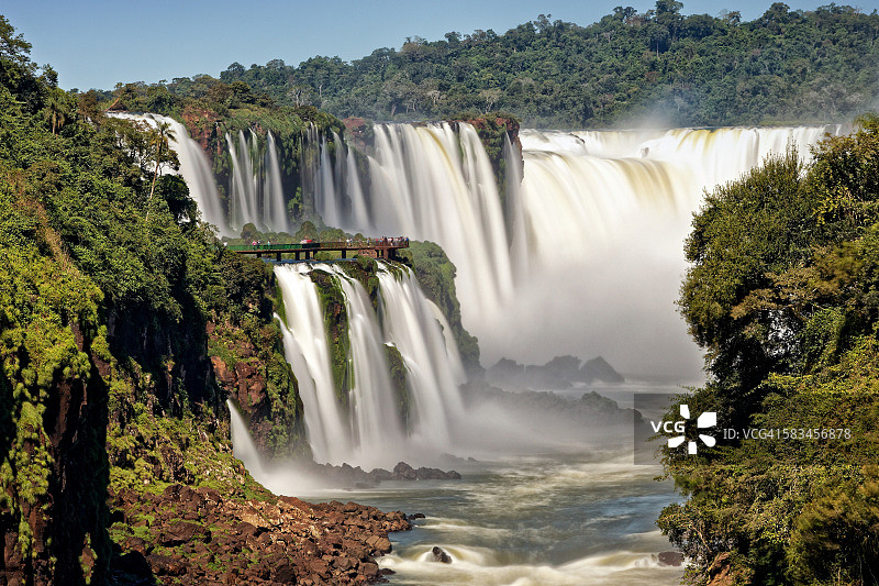 伊瓜苏瀑布的魔鬼喉咙大瀑布，从阿根廷一侧看到的巴西侧人行道图片素材