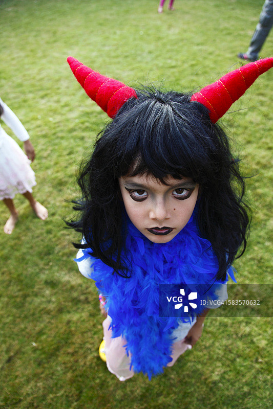 男孩身穿万圣节服装图片素材