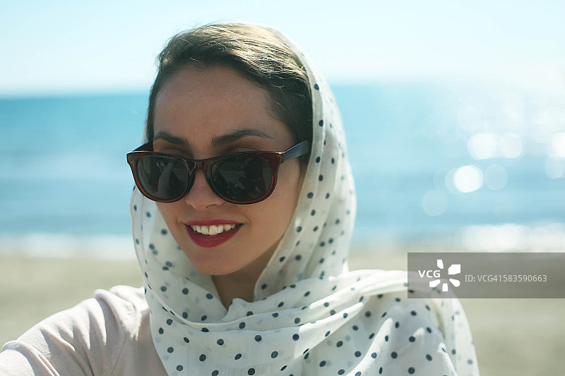 戴头巾的美丽女人图片素材