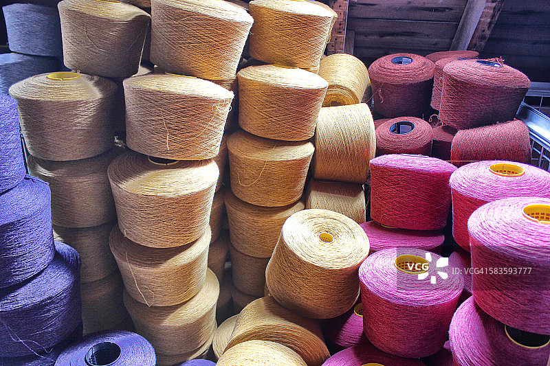 堆叠的染色羊毛线轴图片素材