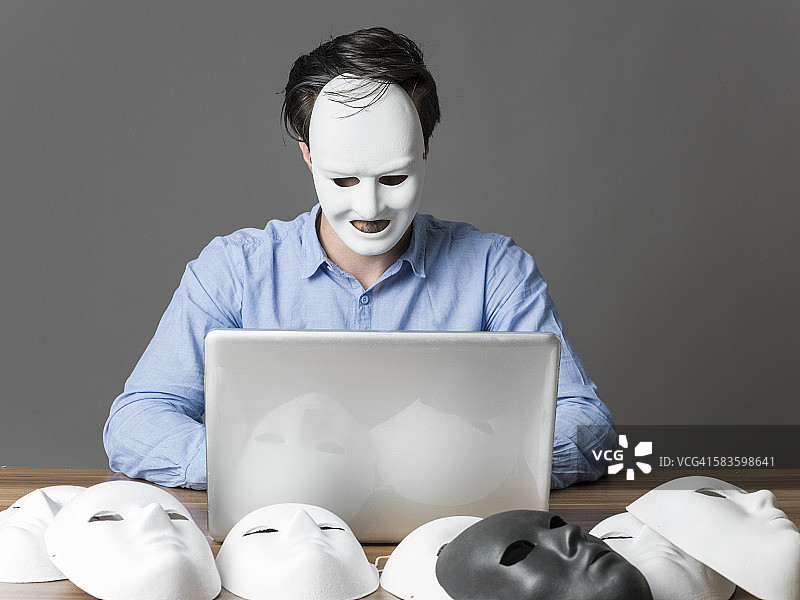 戴面具的电脑黑客图片素材