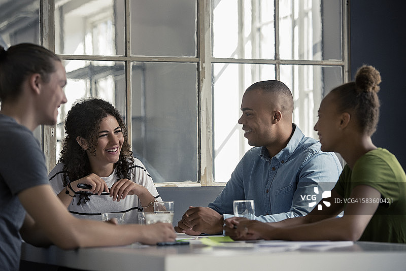 会议中欢笑的年轻人图片素材
