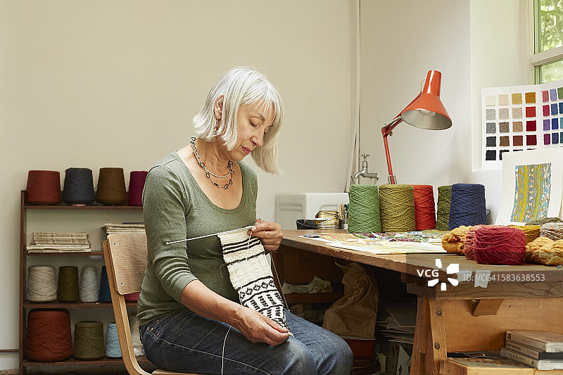 艺术家在工作室编织图片素材