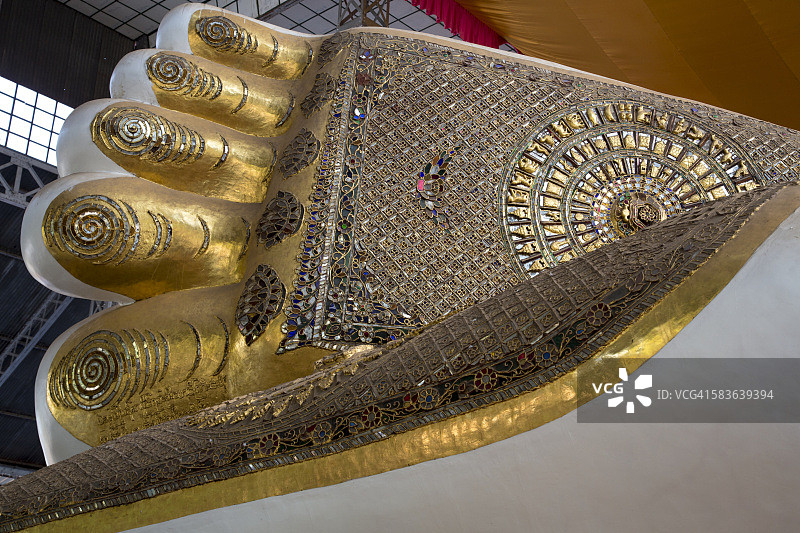 缅甸勃固瑞达隆卧佛的脚图片素材