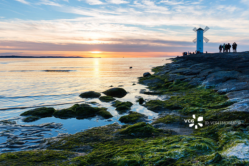 斯塔瓦磨坊——美丽日落下的灯塔（德国：米伦巴克），有许多游客图片素材