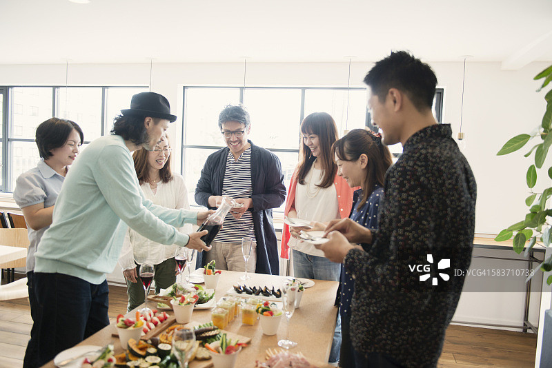 朋友们在宾馆享用午餐派对图片素材