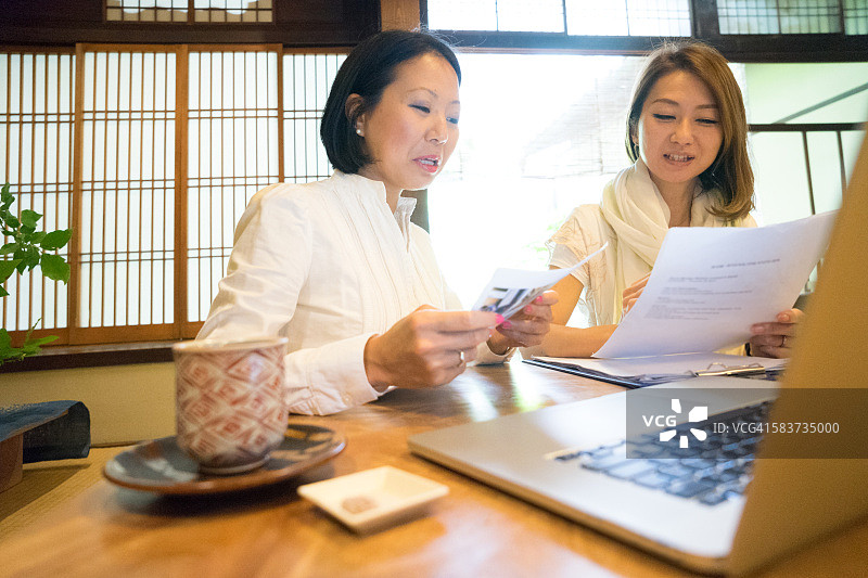 在茶馆开会的快乐日本女性图片素材