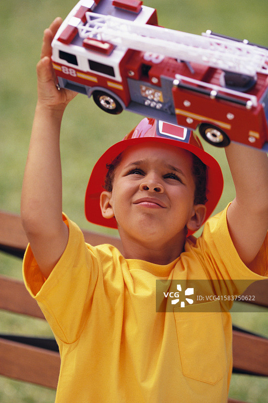男孩玩玩具消防车图片素材