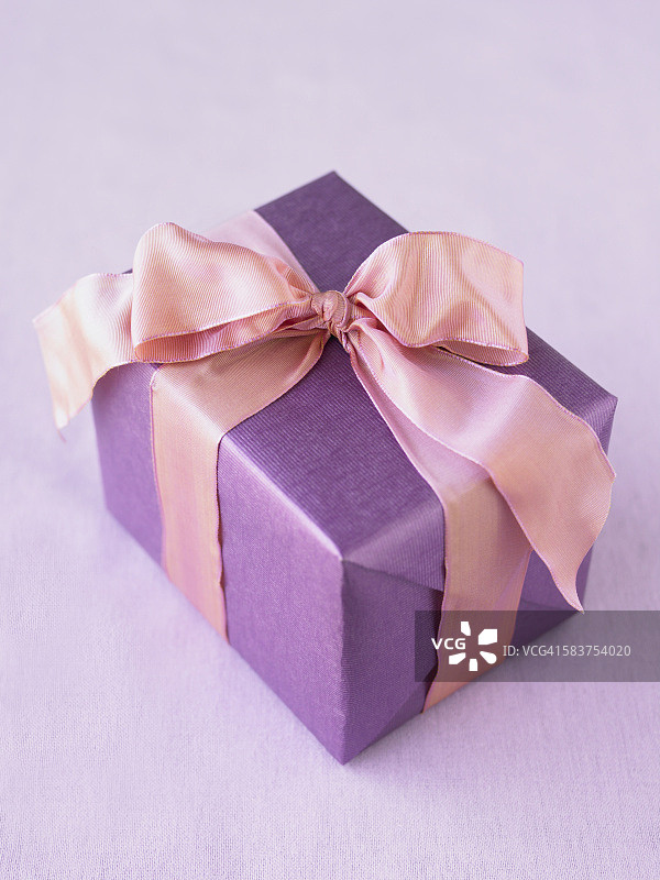 粉色丝带包裹的圣诞礼物图片素材