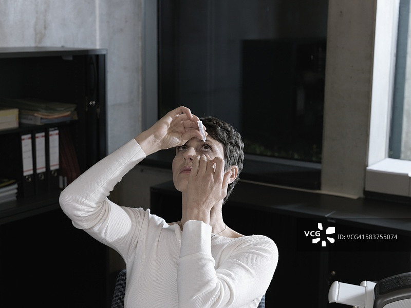 女人滴眼药水图片素材