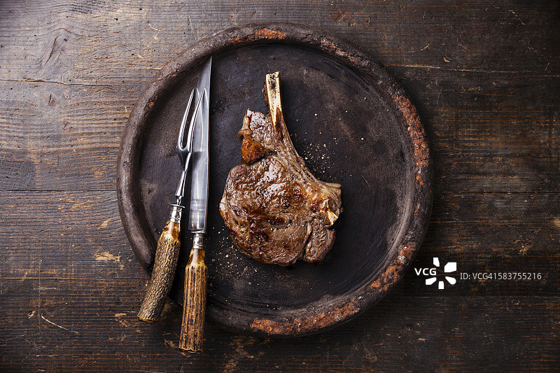 带骨肋眼牛排与刀叉图片素材