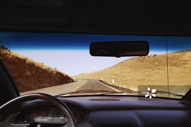 美国内华达州66A公路上的汽车（驾驶员视角）图片素材