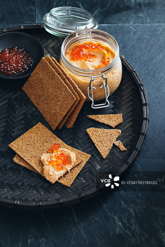 烟熏三文鱼、马斯卡彭和龙蒿酱图片素材