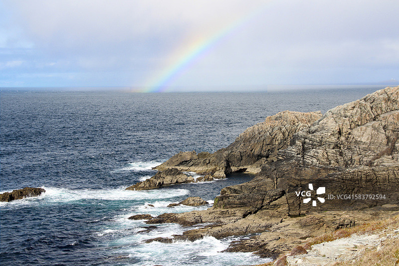彩虹下的爱尔兰马林角崎岖海岸景观图片素材