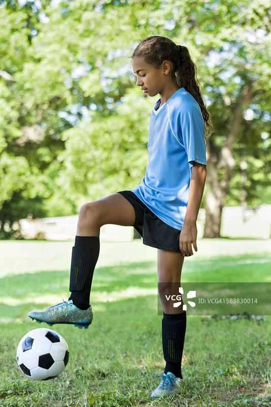 美丽的足球运动员踢球图片素材