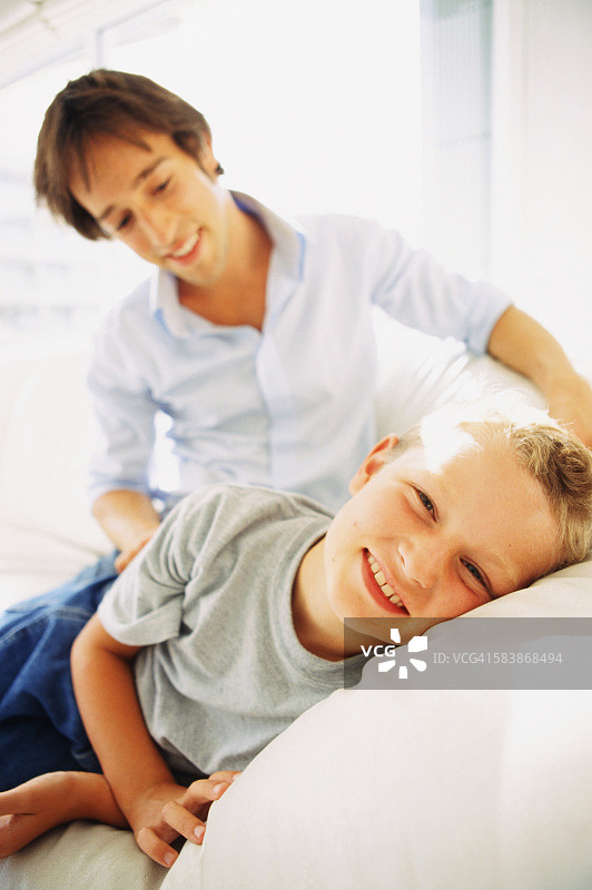 父子在沙发上图片素材