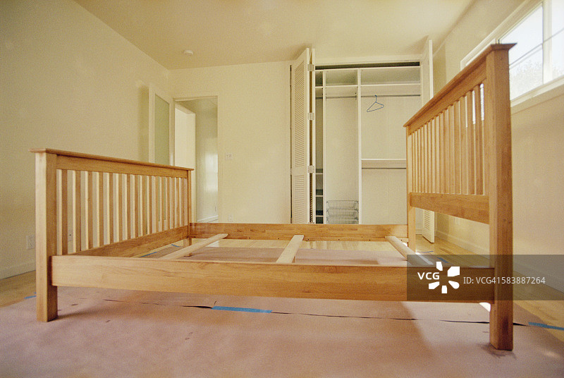 等待润色的床架图片素材