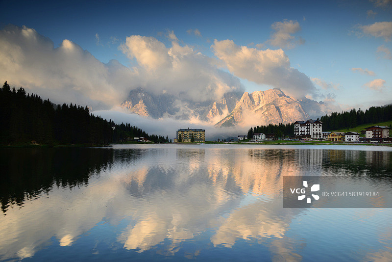多洛米蒂米苏里纳湖日出图片素材