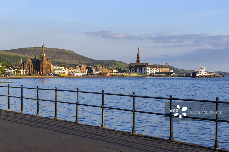 沐浴在傍晚阳光下的海滨小镇图片素材