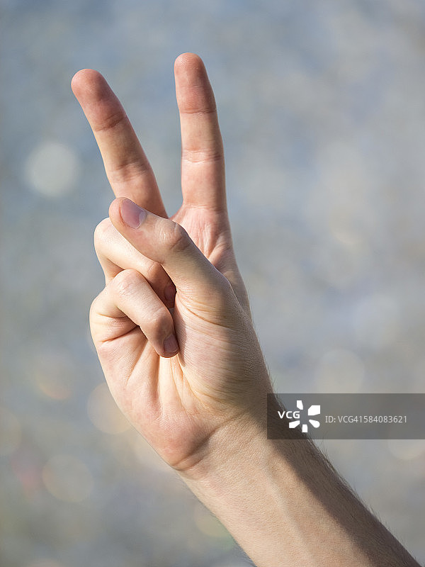 男人用手指做出胜利的手势图片素材