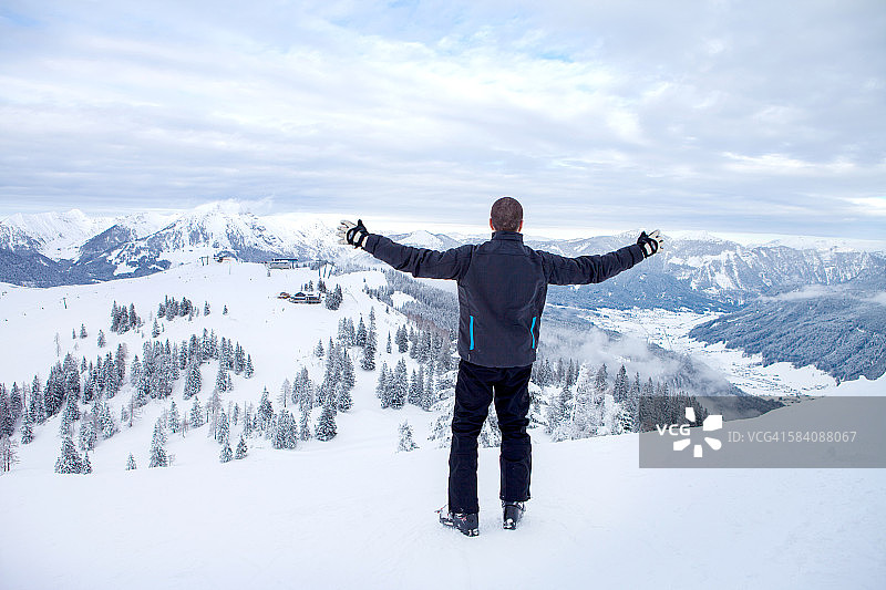 站在山顶的年轻男人图片素材