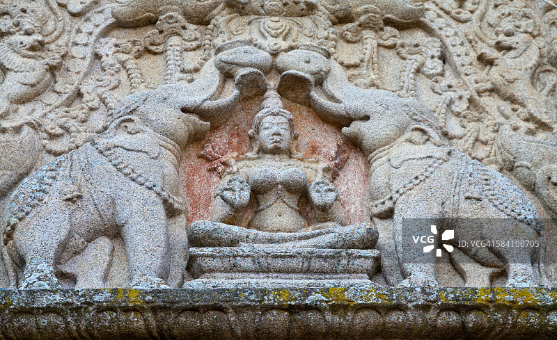 寺庙墙上的摩诃毗罗雕像图片素材