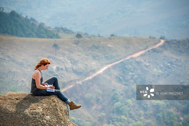 女人在户外做笔记图片素材