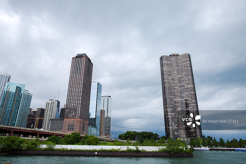 湖岸大道沿线的天际线图片素材