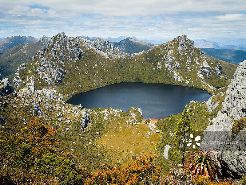 塔斯马尼亚西部亚瑟山脉的戏剧性奥伯伦湖图片素材
