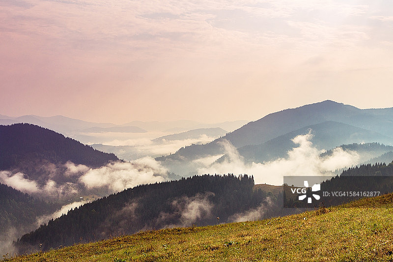 雾蒙蒙的山间清晨：雾景图片素材