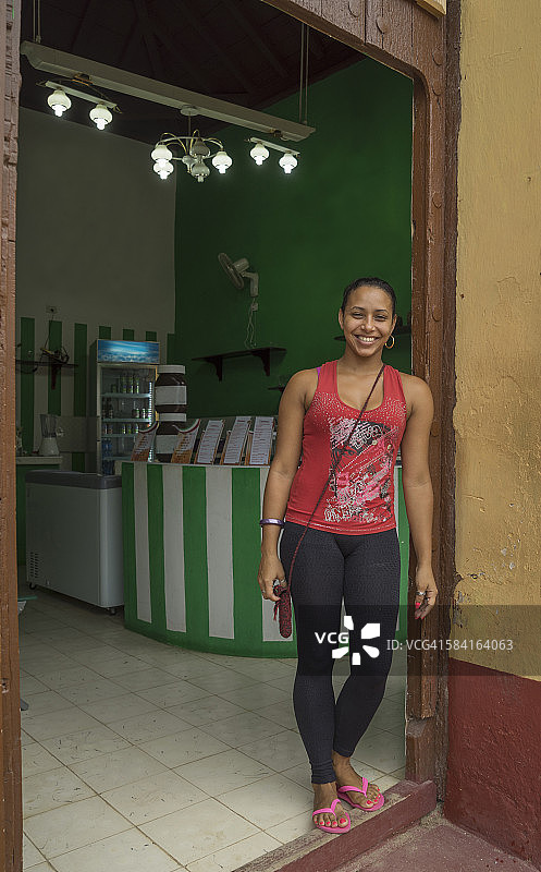在商店门口的年轻女子图片素材