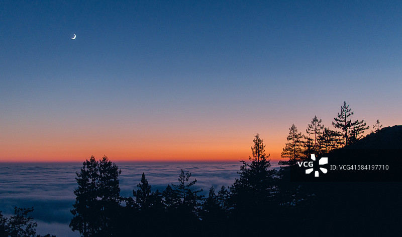 大瑟尔云层之上新月日落图片素材