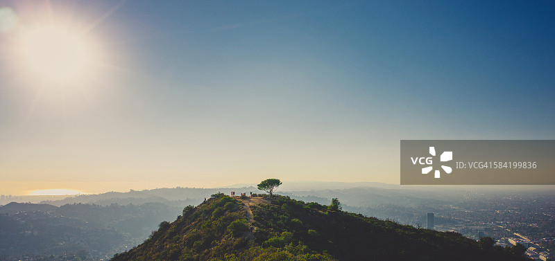 好莱坞山徒步欣赏洛杉矶西部全景图片素材