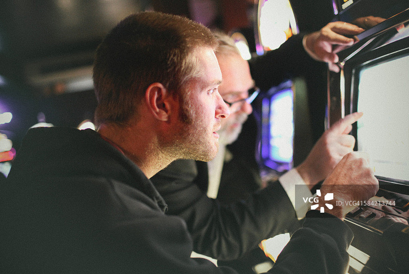 两个赌徒图片素材