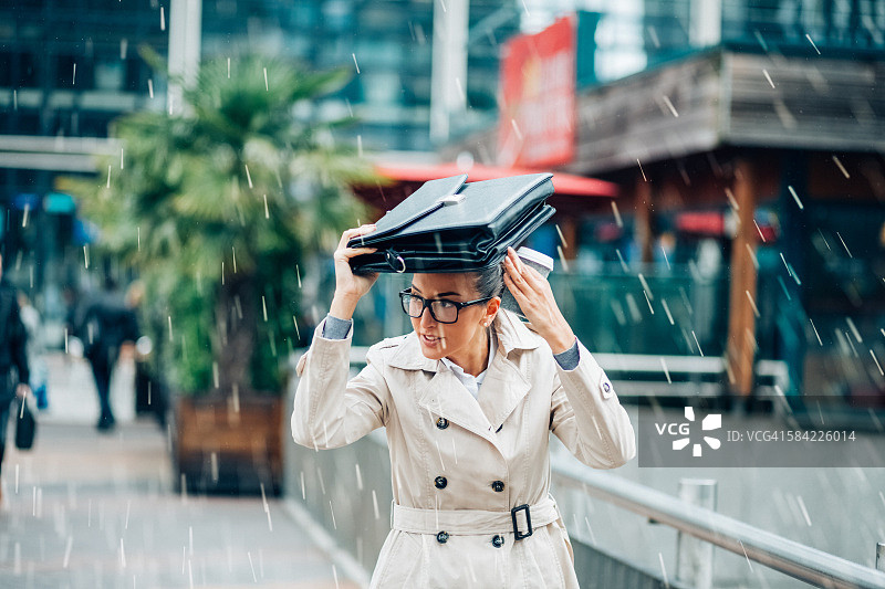 躲雨的商务 женщина图片素材