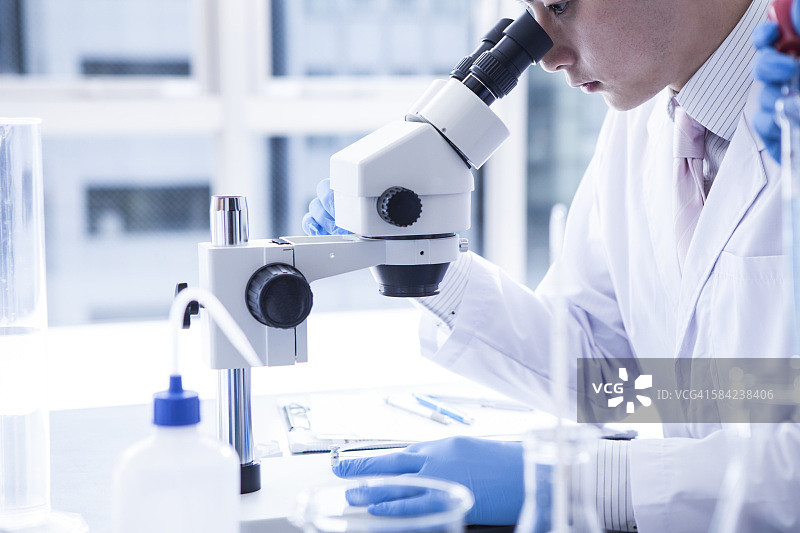 显微镜和男性研究员图片素材
