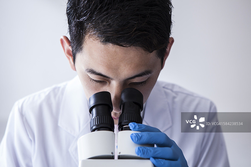 在现代生物实验室工作的年轻科学家图片素材